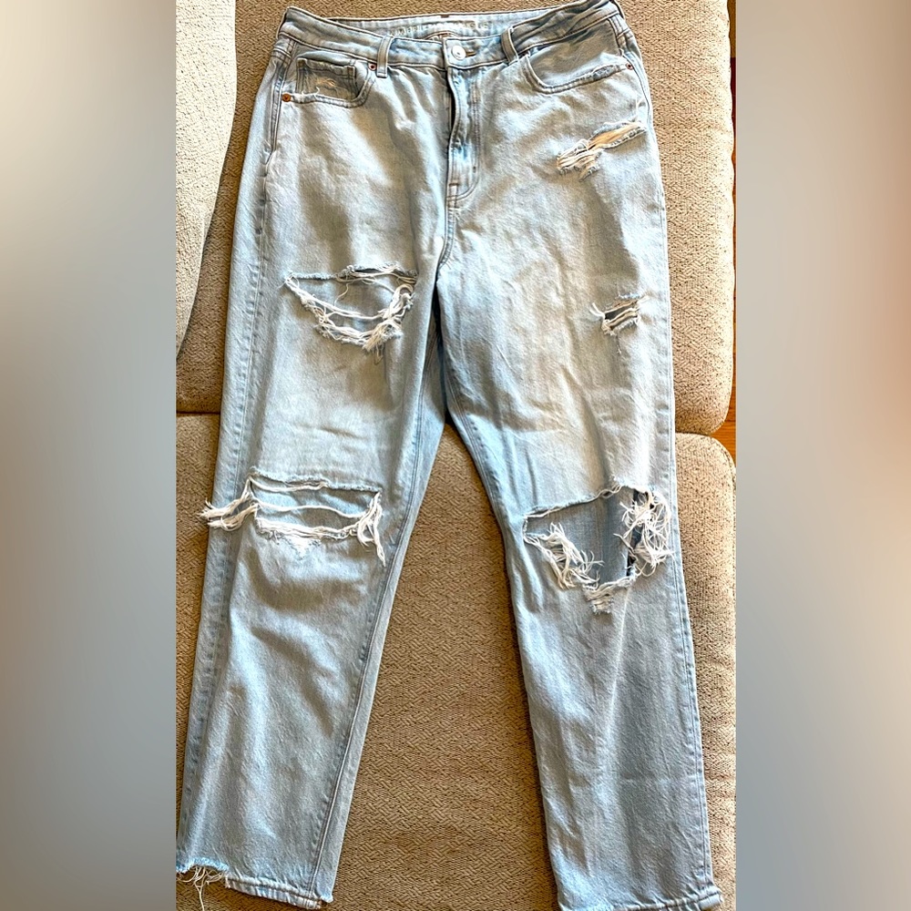 Cute ripped high waisted jeans!